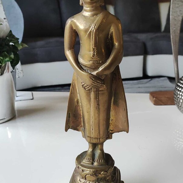 Sculpture d un Bouddha Thaïlandais/Phuket, debout sur un parterre de lotus rehaussé d un piédestal/Sunday Bouddha dit, "Pang Thawai Net"