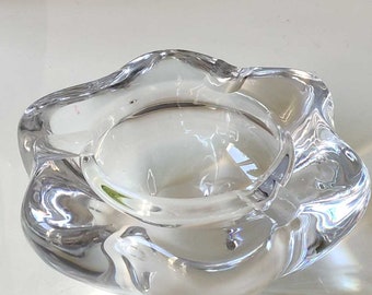 Grote en imposante asbak/zakschaal, in Daum-kristal, ongesigneerd. Diameter 17,5 cm.