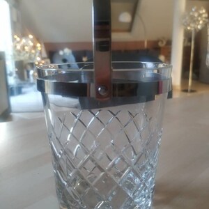Ice Bucket/Ice Cubes in cut crystal. Diamond patterns. Very nice shine. Clean, sober and chic style. Stamped Bayel crystal