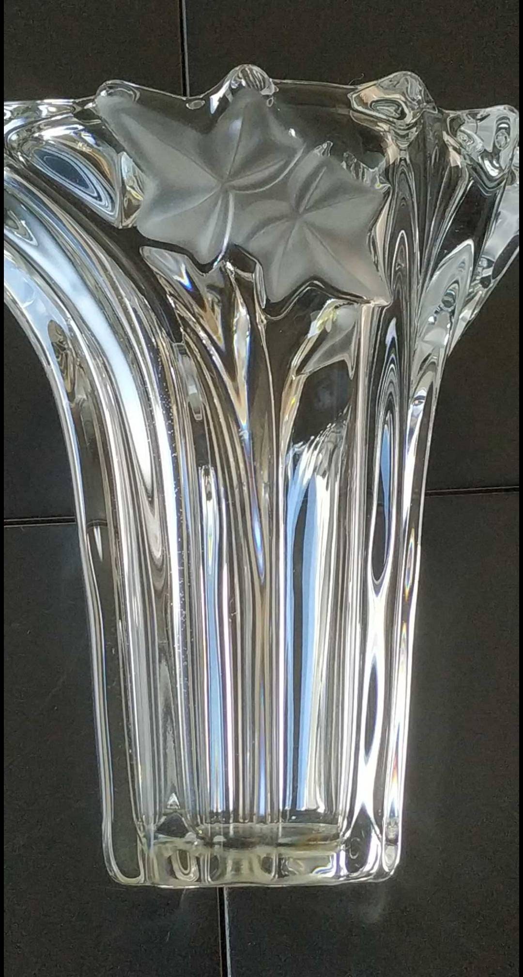 Vase Design en Cristal Vintage Multifacettes à Motifs Floraux Opaques Blancs. Evasé sur Le Dessus & 