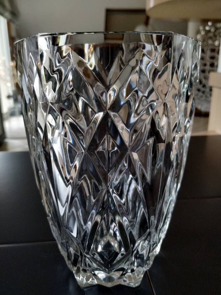 Vase Vintage en Cristal Des Années 70. Au Design Très Atypique avec Sa Forme Hexagonale à Décor de M
