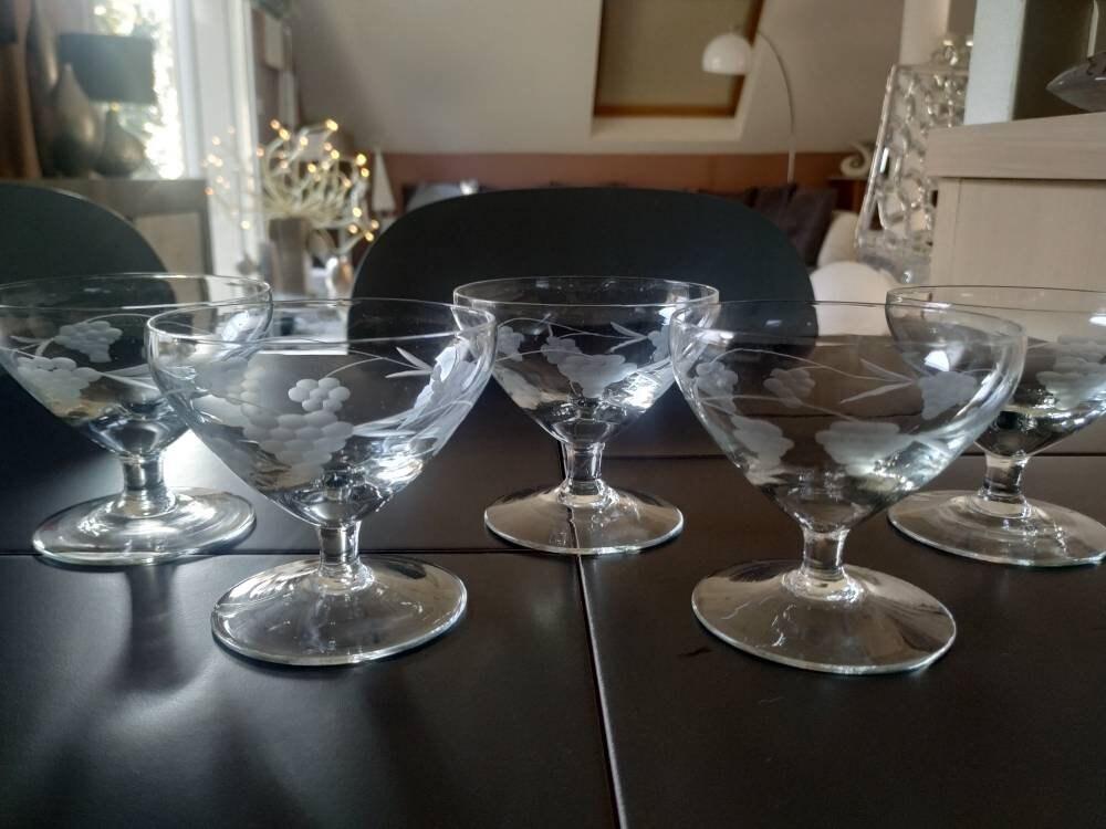 Art Déco/Années 40. Lot de 5 X Coupes à Champagne en Cristal Finement Taillé. A Décor Grappes Raisin