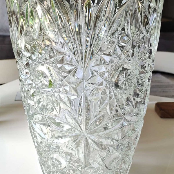 Grand vase en cristal moulé, stylé Bohème/Boho chic. Motifs étoilés, floraux, feuillus. 1960/69