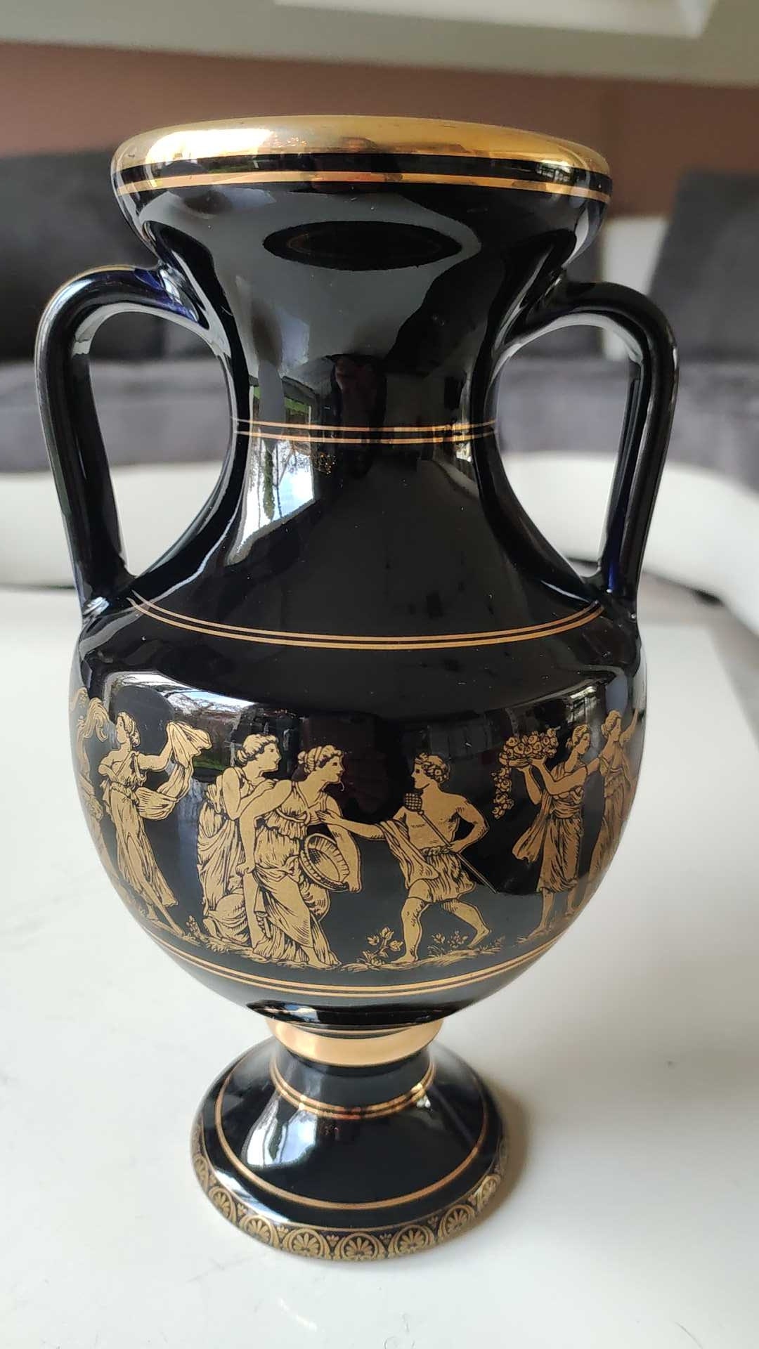 Vaso de ânfora grega vintage em forma de bola em cerâmica azul cobalto. Decorado com cenas da vida da mitologia grega. Ouro fino 24 c. Altura 22 cm.