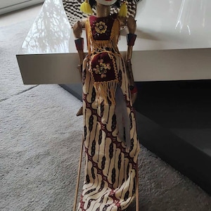 Grande marionetta vintage della principessa Wayang Golek/teatro delle ombre tradizionale - da Giava, Indonesia - Legno intagliato. 70 cm