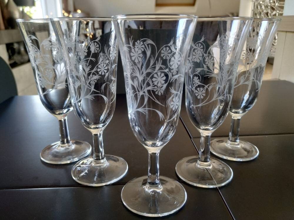 Lot de 5 Petites Flûtes à Champagne Vintage. en Verre Gravé Motifs Floraux Opaques Blancs. Très Desi