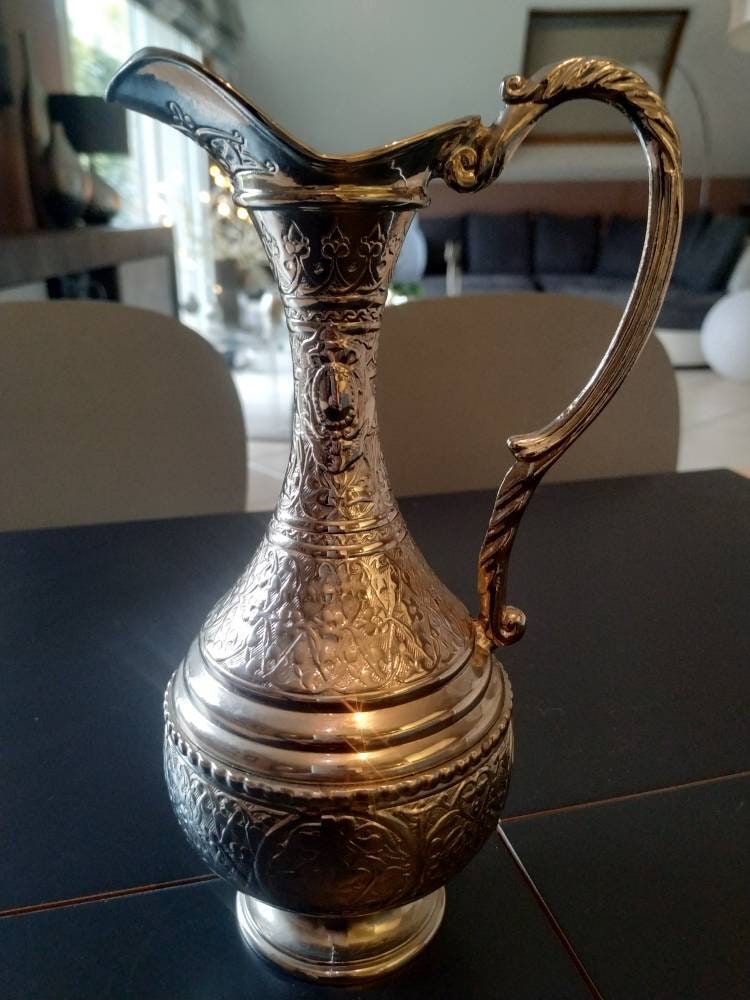 Aiguière Artisanale en Métal Argenté. Style Empire. Finement Gravées de Feuillages Fleuris, Volutes 