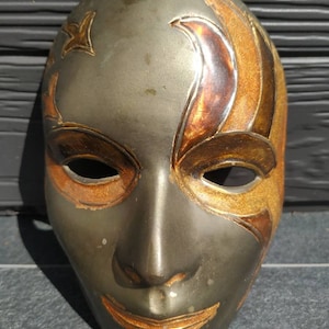 Venetian mask. In brass & bronze. In gray and copper tones. Height x Width. 17 x 12 cm.   Attachment on the back for wall hanging