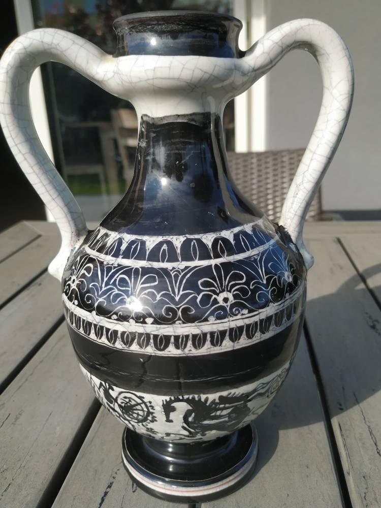 Art Artisanal Grec. Vase/Amphore en Terre Cuite et Céramique. Travail Peint Main. Couleur. Noir & Bl