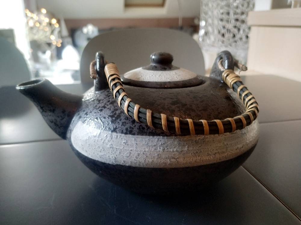 Théière Japonaise Design Stylé, Raffiné. Style Sakura. en Céramique Vernissée. Anse en Bambou. 0, 80