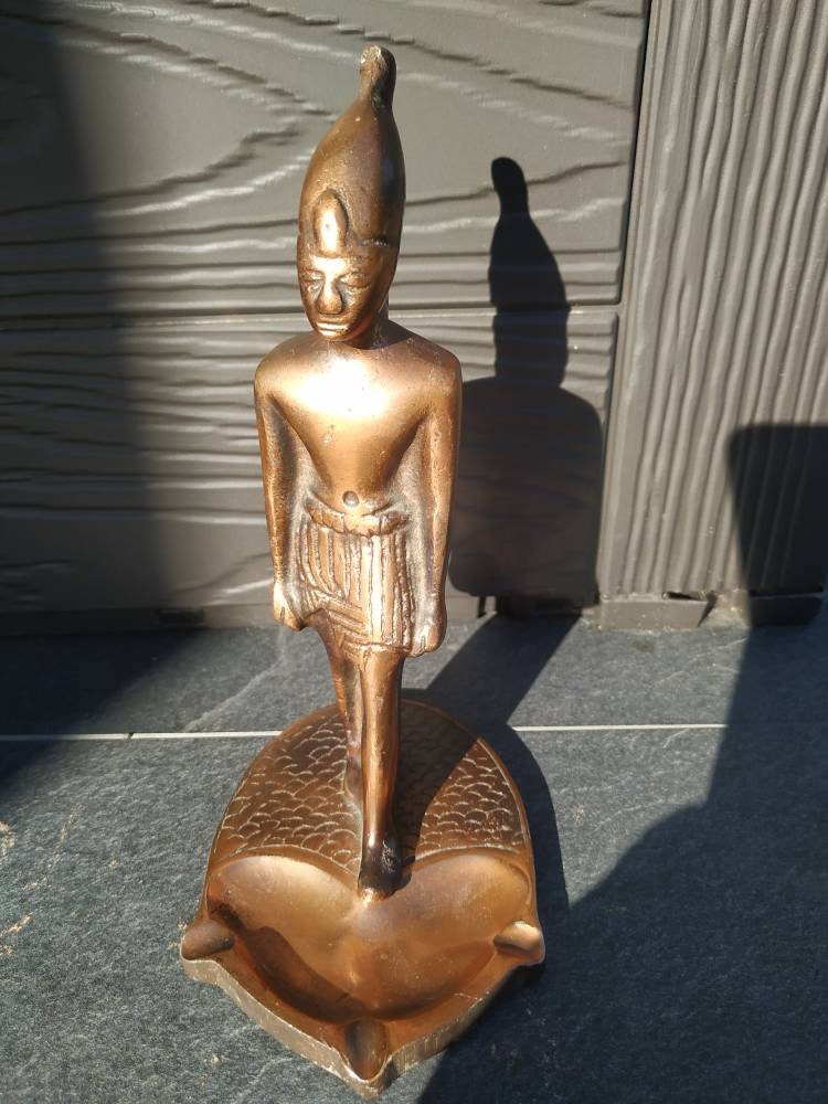 Art Artisanal Égyptien. Cendrier ou Statue Décorative D Egypte. en Cuivre Patiné. Haut 18, 5 cm. Lon