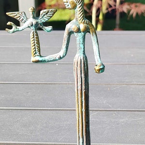 Greek Goddess Athena sculpture holding the Goddess at arm&#39;s length. In Antique patinated bronze, verdigris/gold