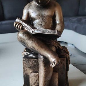 Reproducción/Escultura Niño/Angelot/Putti leyendo su cuaderno, sentado sobre una base. Según la erudición de Antonio Canova/28 cm