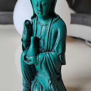 Chinesische buddhistische Göttin Guan Yin/Kwan Yin Feng Shui-Skulptur, Göttin der Gnade und des Mitgefühls – aus grünem Polyresin. Maße: 17 x 8,5 cm