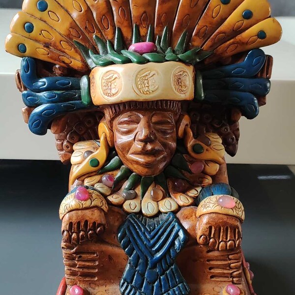 Grande Sculpture Dieu Aztèque /Maya d inspiration Précolombienne, en terre cuite polychromes vernissée- pierres semi précieuses. 26 x 19 cm