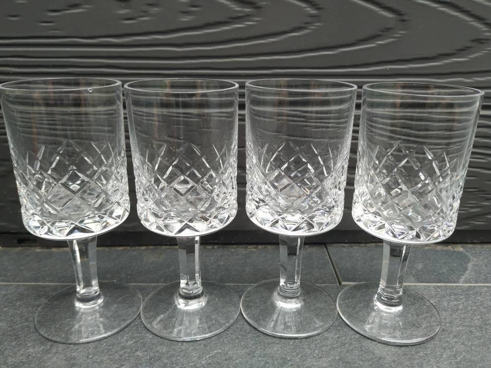 Art Déco Années 30. Lot de 4 Verres à Pied en Cristal Taillé. Motifs Losanges. Pied Facettes. Très B