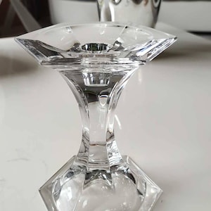 Flambeau candle holder in finely cut crystal, labeled Nachtmann. Vintage from the 80s. Large multi-faceted hexagonal base. High 15 cm