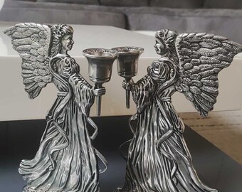 Paire de Bougeoirs Flambeaux, style Art Nouveau/Femmes Anges tenant un flambeau. En métal argenté. Années 70. Dim. 20 x 13 cm