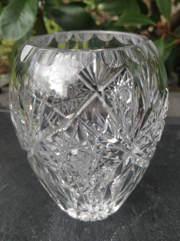 Vintage. Petit Vase en Cristal de Bohème Finement Taillé. Motifs Étoiles/Feuilles et Facettes sur Le