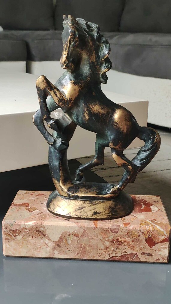 跳ね馬の古い彫刻/置物、黒い緑青を施したポリレジン製、古びた