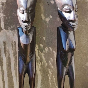 Par de viejos abrecartas/cortadores de papel africanos tallados a mano. Bustos de una pareja de Costa de Marfil. En madera oscura con reflejos marrones.