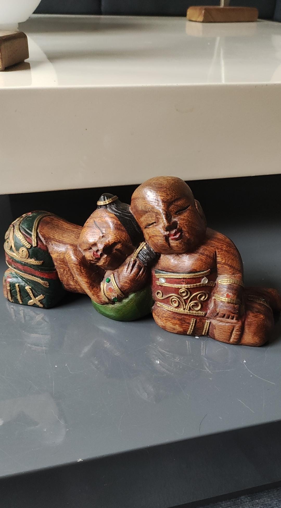 バリ島の装飾彫刻/アジアの眠る幸運の子供たちのヴィンテージ多色木製