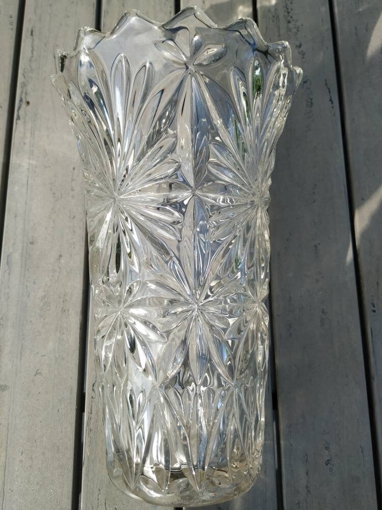Vintage Années 65/70. Grand Vase en Cristal Moulé. Motifs Floraux. Finitions Par Ondulations sur Le 