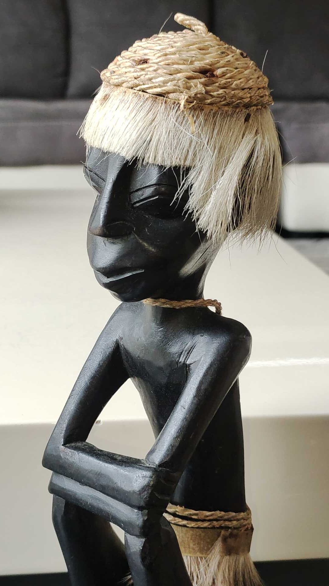 main sculpté en bois masque avec plumes 55716591 PNG