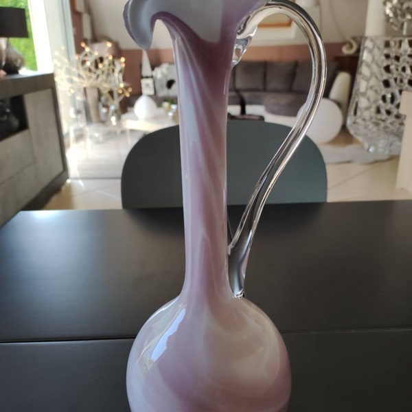 Vase en forme d aiguière avec 1 anse transparente. En verre soufflé/Opaline marbré rose pale/Blanc Col en forme de fleur d Arum Style Murano