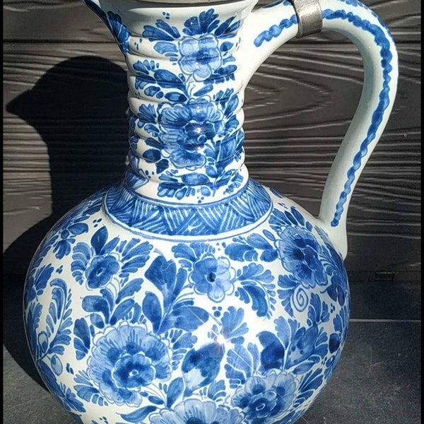 Vintage. Cruche déco  en céramique. Signée DELFT Fato sous le dessous. Décoration motifs floraux Camaïeu de bleus. Haut 33 cm. TB état