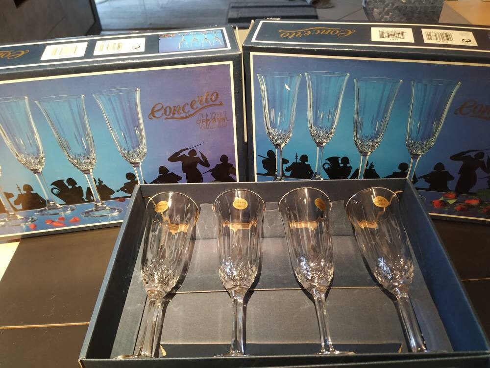 Lot de 8 Grandes Flûtes à Champagne en Cristal. Crystal Capri. Modèle Concerto A Décor Losanges et F