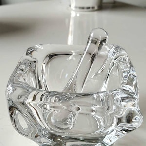 Vintage-Aschenbecher und Stößel aus Kristallglas, seitlich signiert „Daum France“. Wunderschöne Harmonie von Kurven und Formen. Durchmesser 11 cm. TB-Status