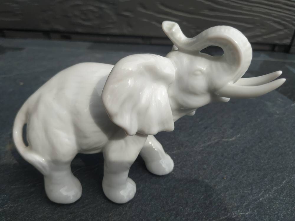 statue Décorative Éléphant. en Porcelaine Fine Blanche. Long X Largeur. 17 6, 5 cm. Hauteur. 11, 5 N