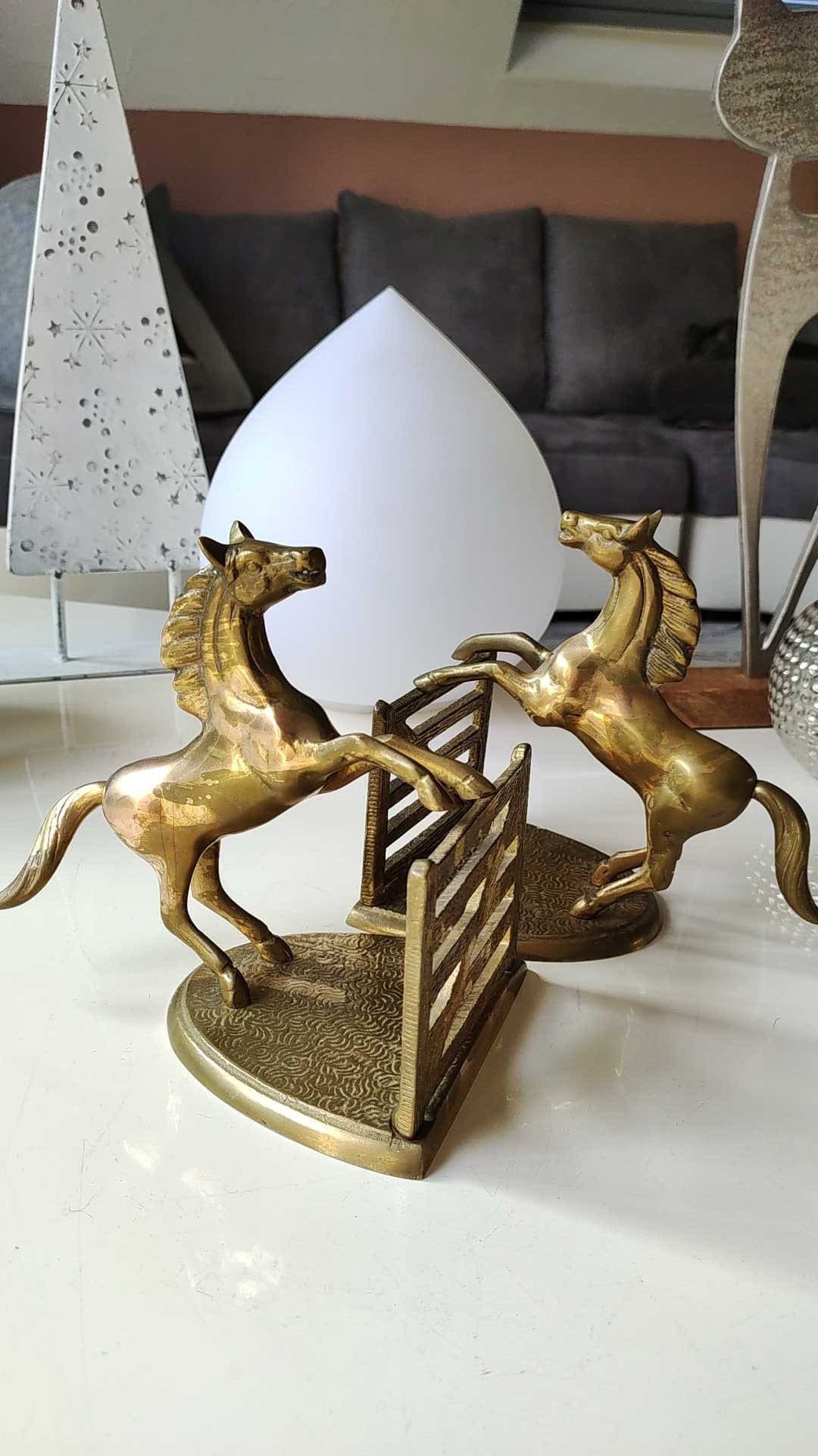 Paire De Serre-livres Art Déco - Chevaux Et Saut D'obstacles, Laiton Poli, Fait Main