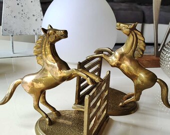 Paire de serre-livres chevaux cabrés/sauts d obstacles. Art Déco. En laiton poli