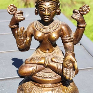 Sculpture Deity/Hindu Goddess Lakshmi/Goddess of fortune, abundance, fertility, seated on a lotus floor. In bronze. High 13.5cm