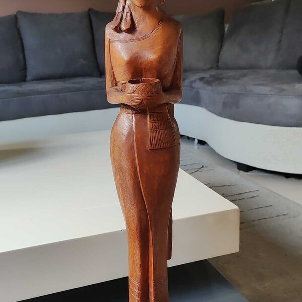 Grande Sculpture/Figurine Sawasdee Lady Thai, en position d offrandes/d accueil, tenant un bol dans ses mains. En bois verni. Haut 58 cm