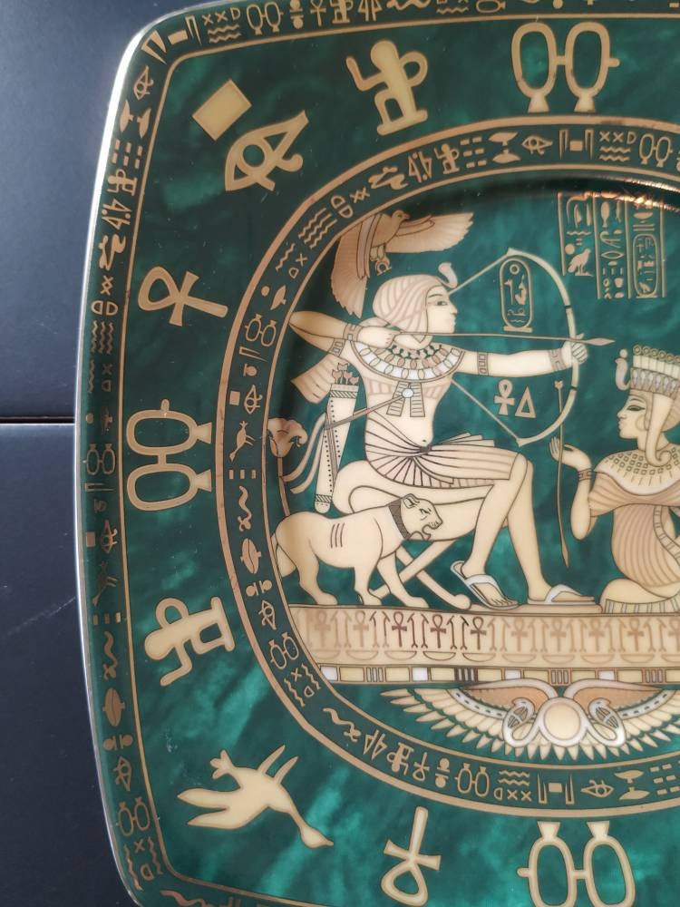 Vide Poche en Porcelaine de Limoges. A Décor Égyptien. Signé Fm/Fathi Mahmoud Sous Le Dessous. Motif