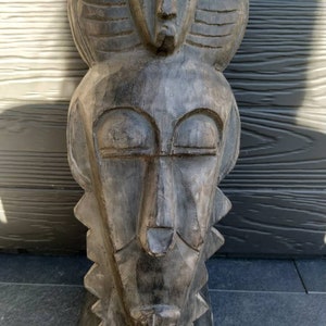 Stammes-/ethnische afrikanische Maske aus dem Kongo aus Holz auf Sockel. Höhe 35 cm. Länge x Basisbreite. 14 x 13 cm. Guter Zustand
