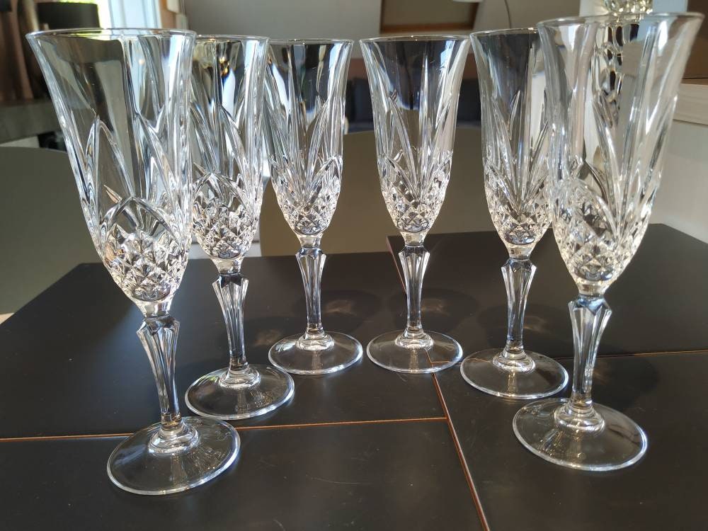 Lot de 6 X Grandes Flûtes à Champagne Vintage en Cristal. Motifs Facettes & Feuillus. Très Beau Pied