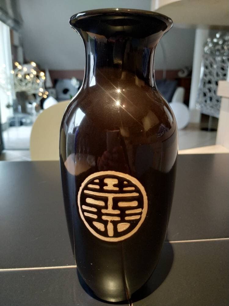 Vase Balustre Japon en Céramique Noir. avec Inscription Japonaise de Couleur Sable Arrondi. Haut 21 