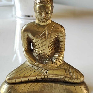 Thai Shakyamuni Amitabha Buddha sculpture in offering/meditation position. Solid brass. High 14 cm