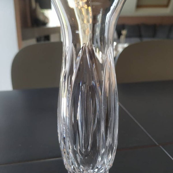 Vintage. Vase soliflore en cristal taillé. Motifs géométriques ovales de type floral. Pied finement taillé en forme d étoile & à facettes.