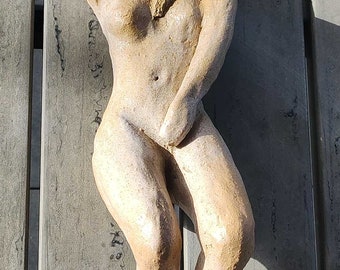 Escultura artesanal de Mujer Desnuda/"Mujer Puritana/Mojigata Reclinada" en arcilla beige. Alto 31cm