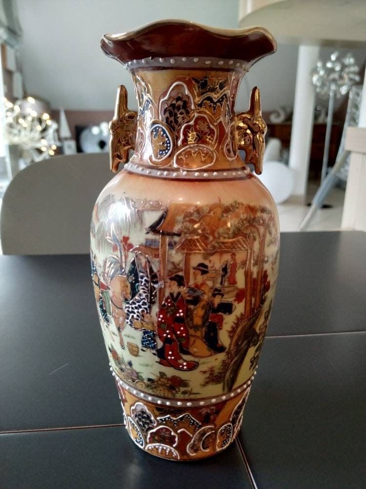 Vase Balustre Asiatique. A Décor de Scènes Vie Geishas. en Céramique Richement Décoré avec Motifs en