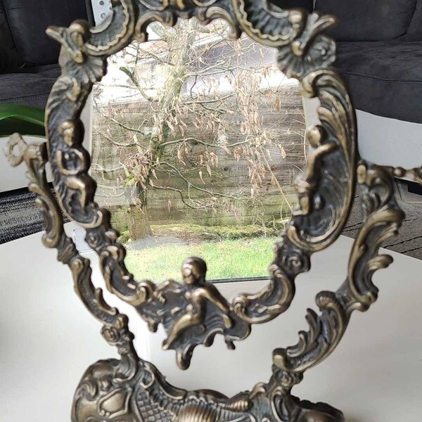 Ancien Miroir de table psyché pivotant style baroque, années 50 - En laiton finition patine bronze à reflets dorés - A décor de 3 angelots