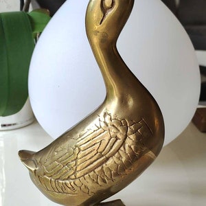 Duck sculpture in brass, finely chiselled with refinement From the 70s - Perfect for an elegant vintage decoration. High 24.5cm