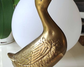 Duck sculpture in brass, finely chiselled with refinement From the 70s - Perfect for an elegant vintage decoration. High 24.5cm