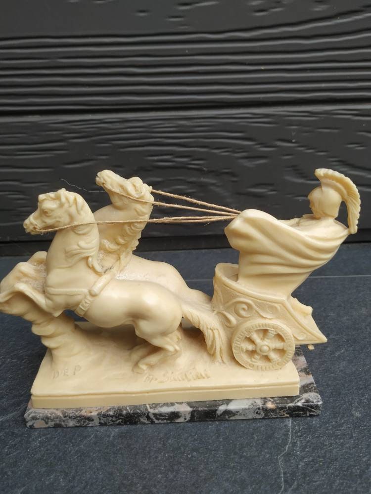 A.santini Sculpture. Classic Figure Made in Italy. Fait Main. Gladiateur Romain sur Char & Attelage 