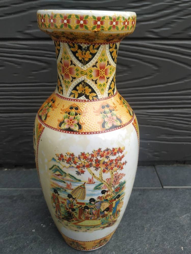 Vase Ancien en Porcelaine Japonaise. Motifs Geishas & Floraux. Haut 25 cm. Diamètre Du Col. 7, 5 Bas